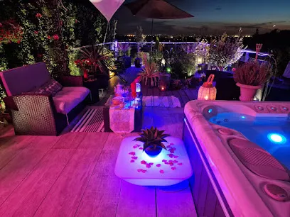 Image de Spa de la Lune - Suite Spa privative avec Jacuzzi, Sauna & Vue aux portes de Paris